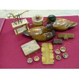 A COLLECTION OF TREEN ITEMS, TO INCLUDE: A PAIR OF DECOY DUCKS, A GAMES MARKER, A COTTAGE AND A