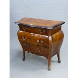 AN ITALIAN MARQUETRY WALNUT THREE BOMBE DRAWER CHEST, THE SERPENTINE FRONTED TOP WITH EBONISED EDGE