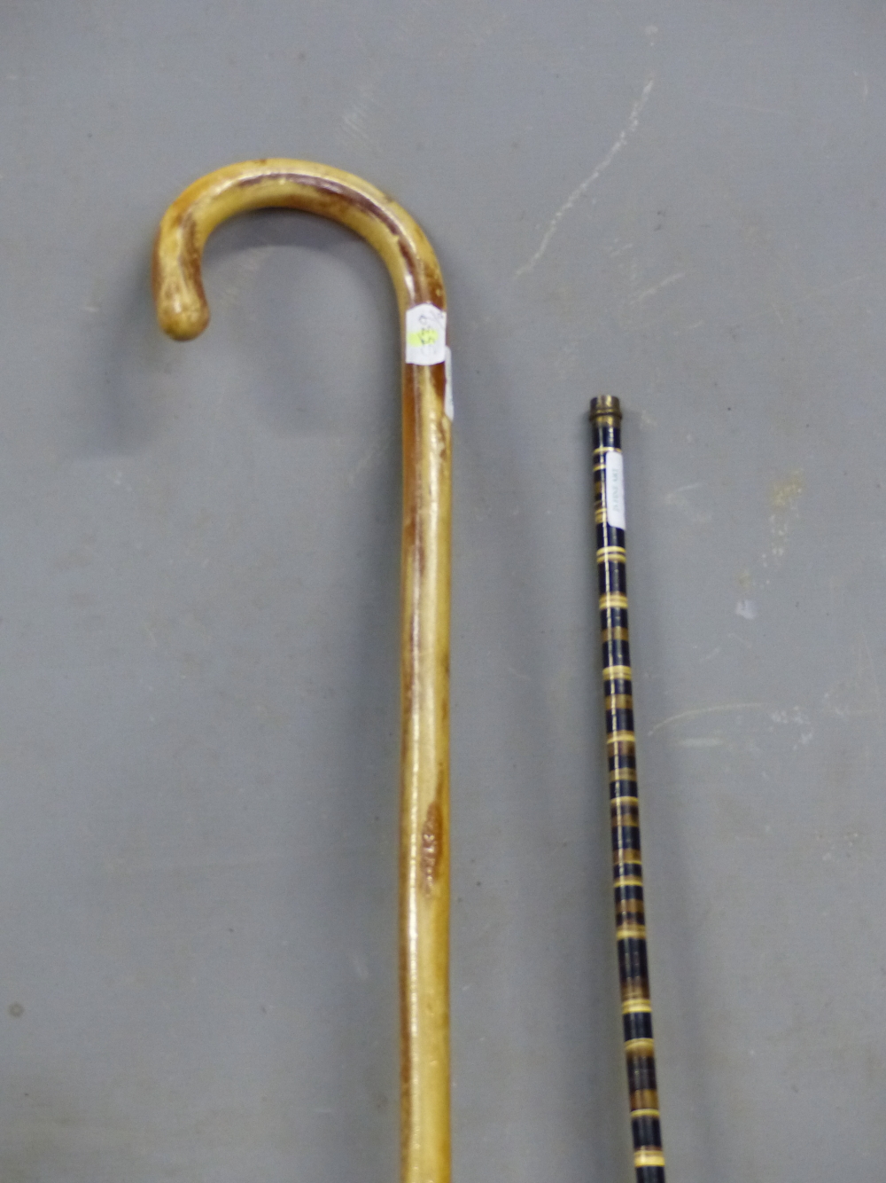 A HORN WALKING STICK OF AMBER HUE TOGETHER WITH A WALKING CANE FORMED OF HORN IN BANDS OF COLOURS - Image 4 of 9