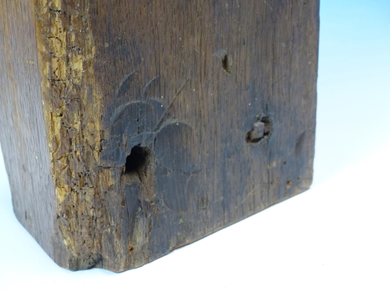 A 17th C. OAK BEAM END CARVED WITH THE HEAD OF A CURLY HAIRED ANGEL. W 15 x D 9 x H 28.5cms. - Image 5 of 11