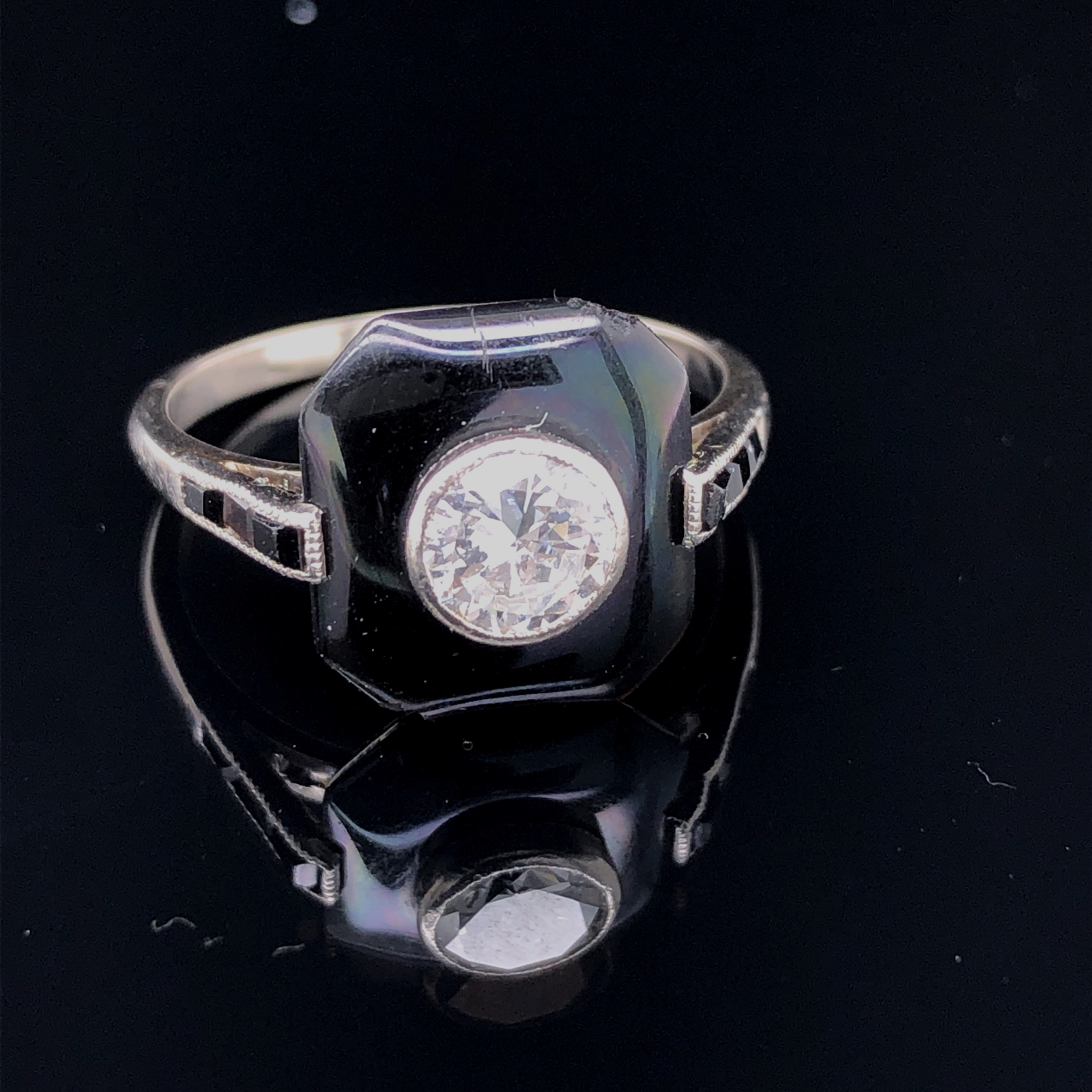 AN ART DECO STYLE DIAMOND AND BLACK ONYX SET 18CT WHITE GOLD RING. THE SINGLE ROUND BRILLIANT CUT TO - Image 3 of 7