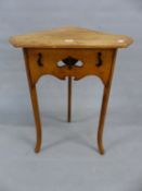 A SMALL OAK ARTS AND CRAFTS STYLE CORNER TABLE. 57 x 37 x 76cms (H).