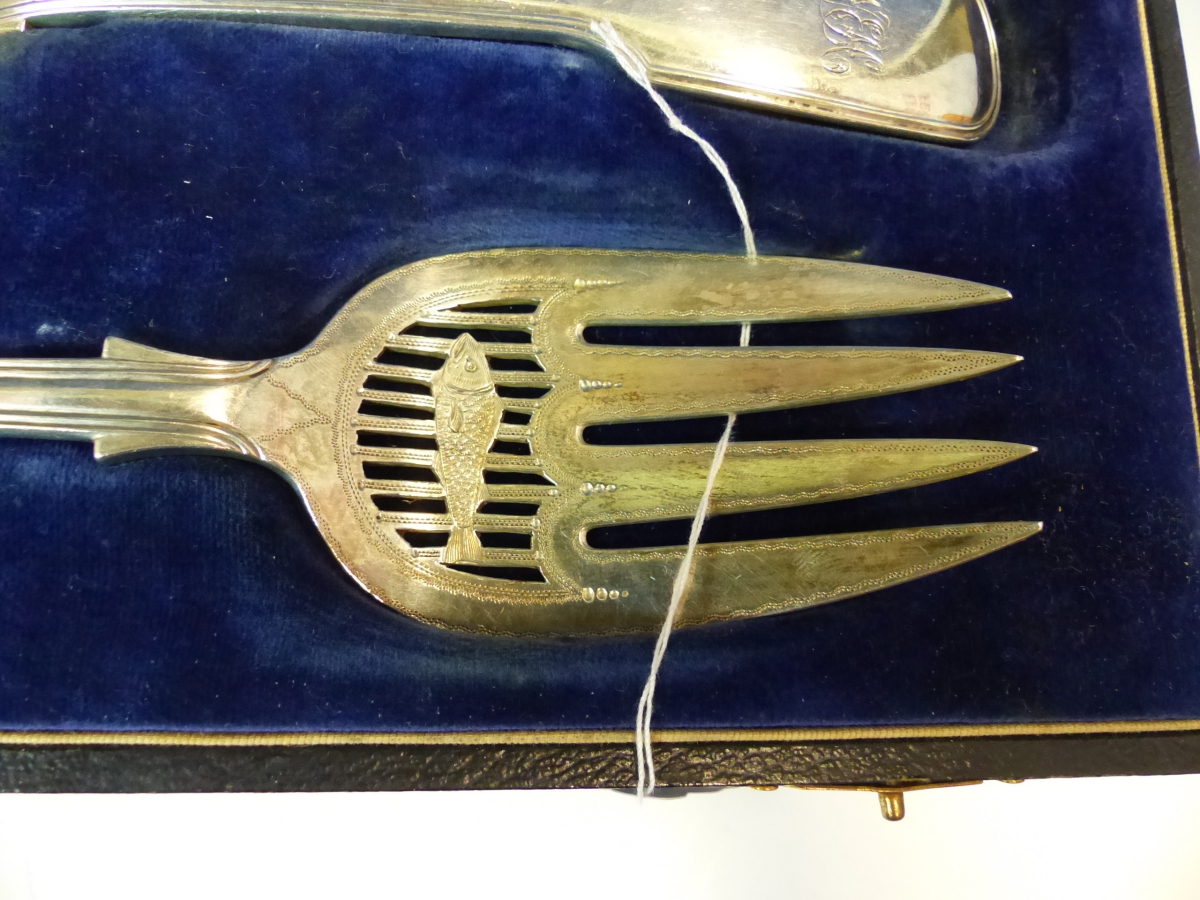 TWO VICTORIAN HALLMARKED SILVER FISH SERVERS CASED TOGETHER DATED 1872- AND 1887. WEIGHT 343grms. - Image 3 of 8