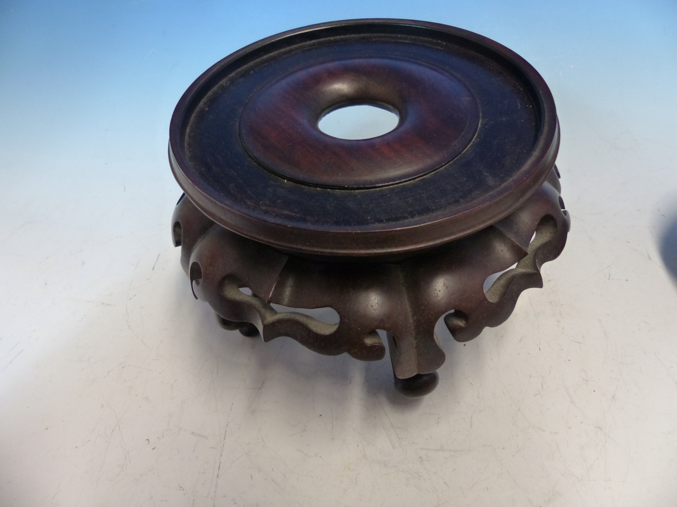 A CHINESE BLUE AND WHITE OVOID JAR, WOOD COVER AND STAND, PAINTED WITH THREE PHOENIX AMONGST - Image 11 of 14