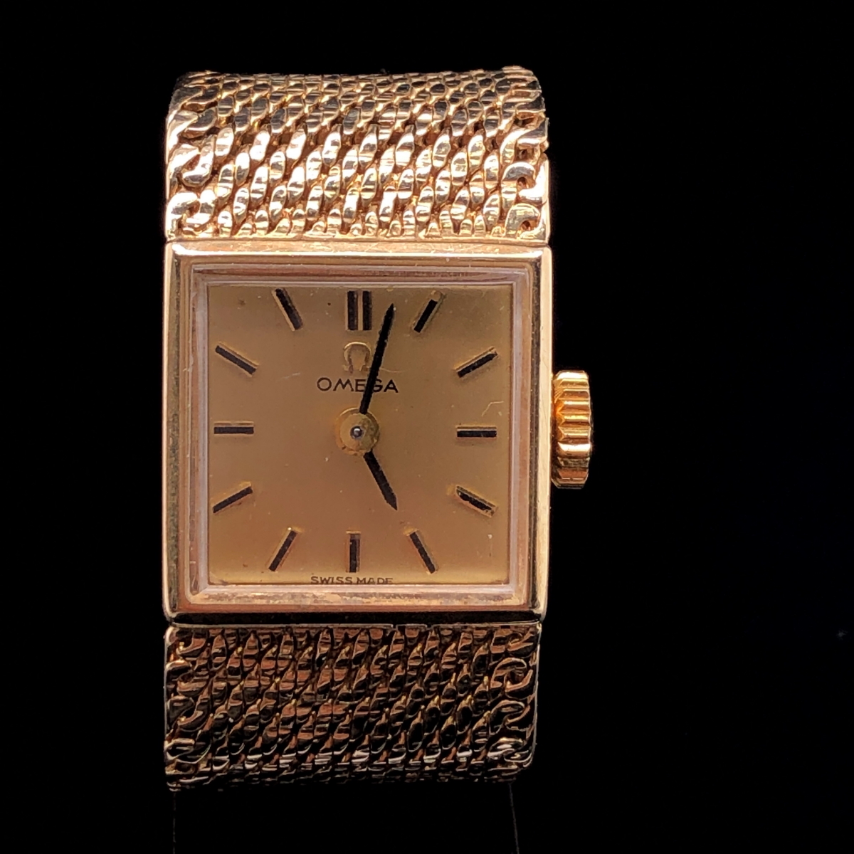 A 9ct GOLD OMEGA LADIES VINTAGE MANUAL WOUND WRIST WATCH, CIRCA 1968. SQUARE CHAMPAGNE DIAL, GOLD - Image 3 of 3