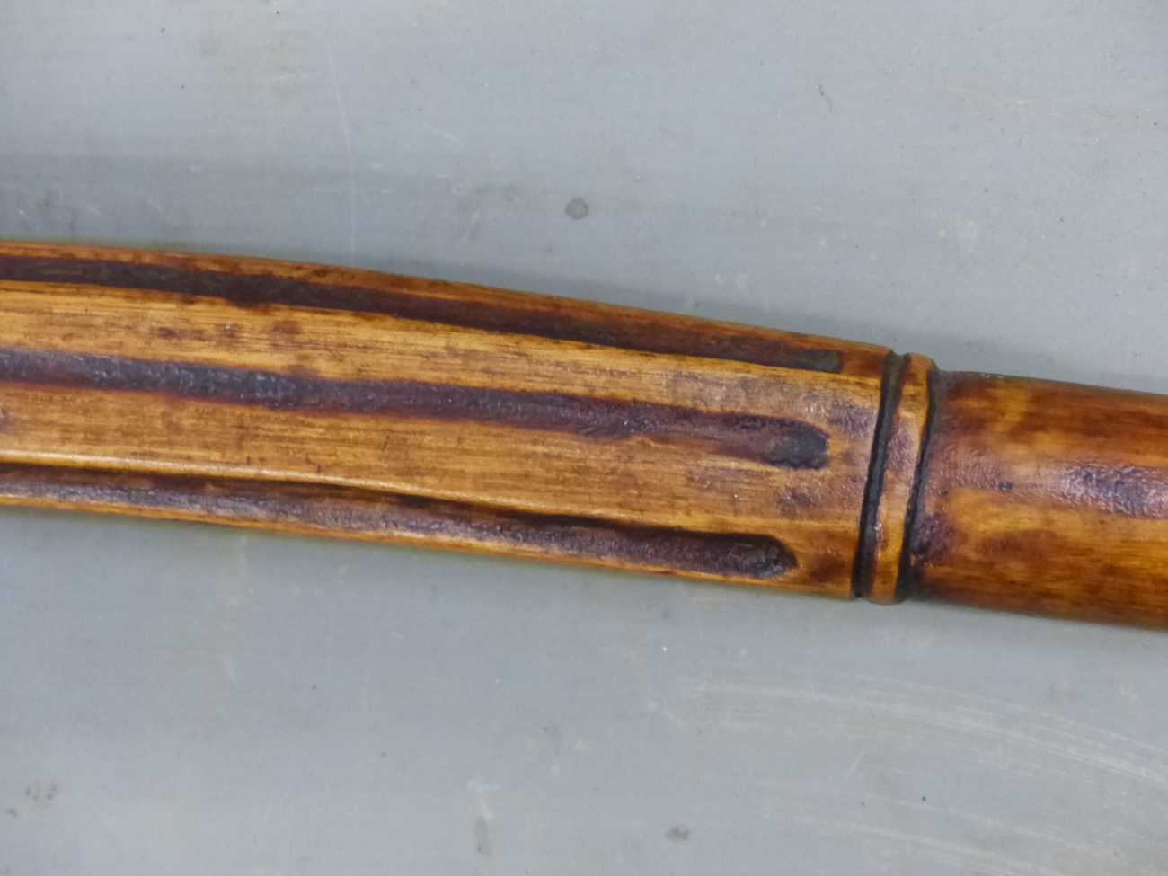 A CARVED WOOD BOAT TILLER HANDLE WITH A DOGS HEAD AT ONE END AND BRASS MOUNT THE OTHER. W 78cms. - Image 3 of 15