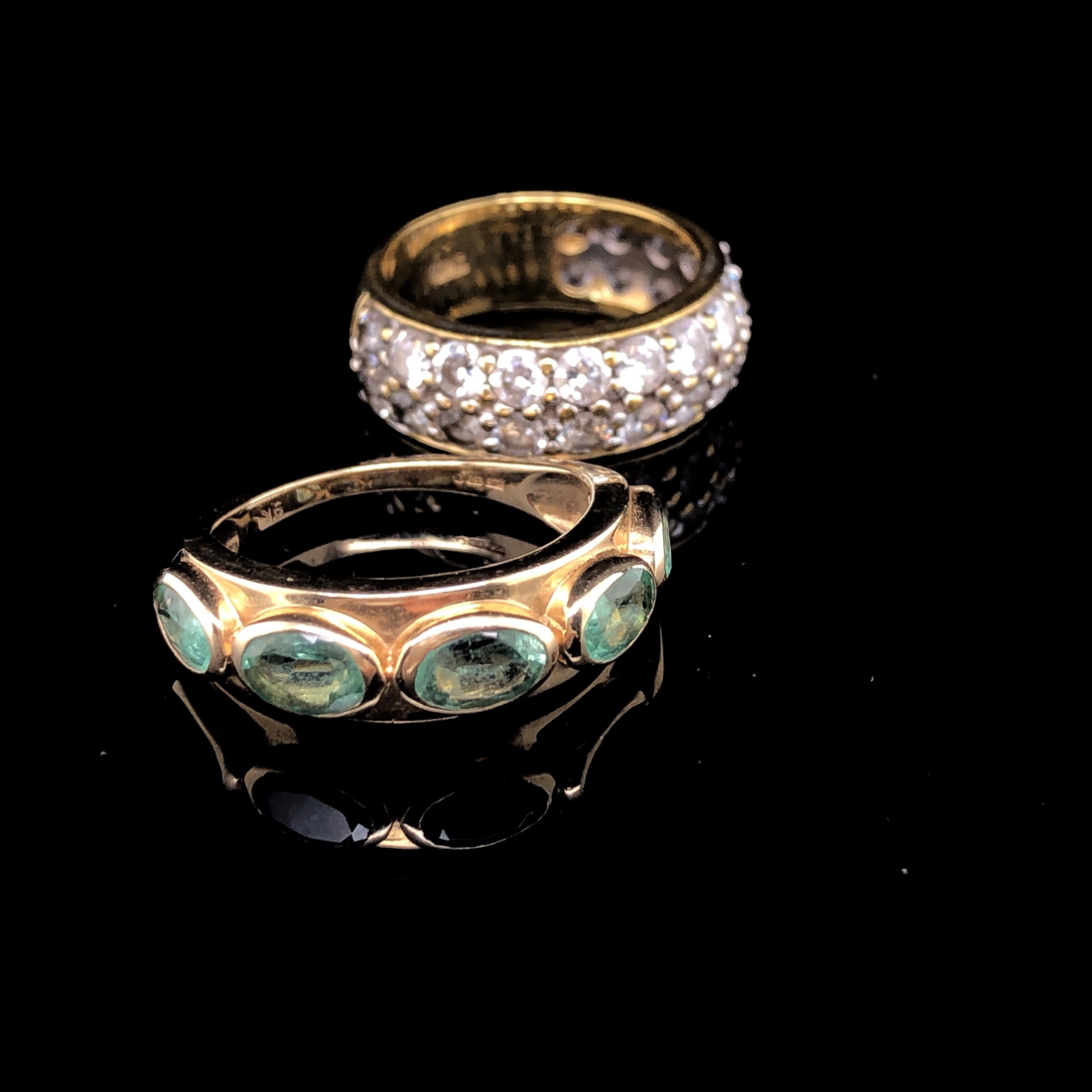 A 9ct GOLD MODERN GREEN GEMSET DRESS RINGS, FINGER SIZE N, TOGETHER WITH A SILVER GILT BOMBAY - Image 3 of 3