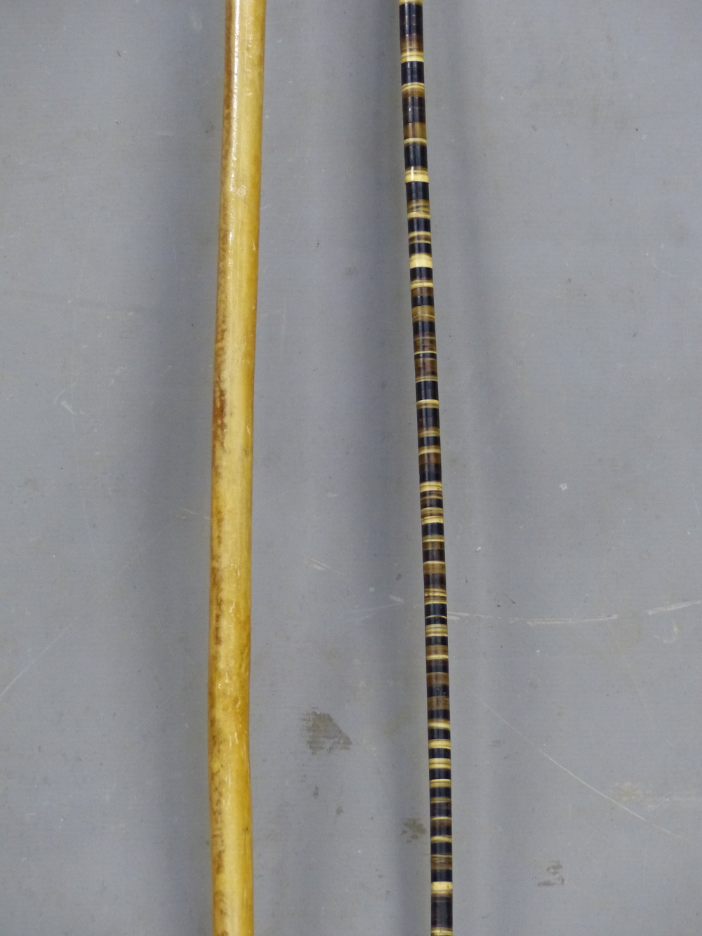 A HORN WALKING STICK OF AMBER HUE TOGETHER WITH A WALKING CANE FORMED OF HORN IN BANDS OF COLOURS - Image 3 of 9