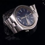 A GENTS VINTAGE BULOVA ACCUTRON WATCH ON A STAINLESS STEEL BRACELET STRAP STAMPED 1033. BLUE DIAL
