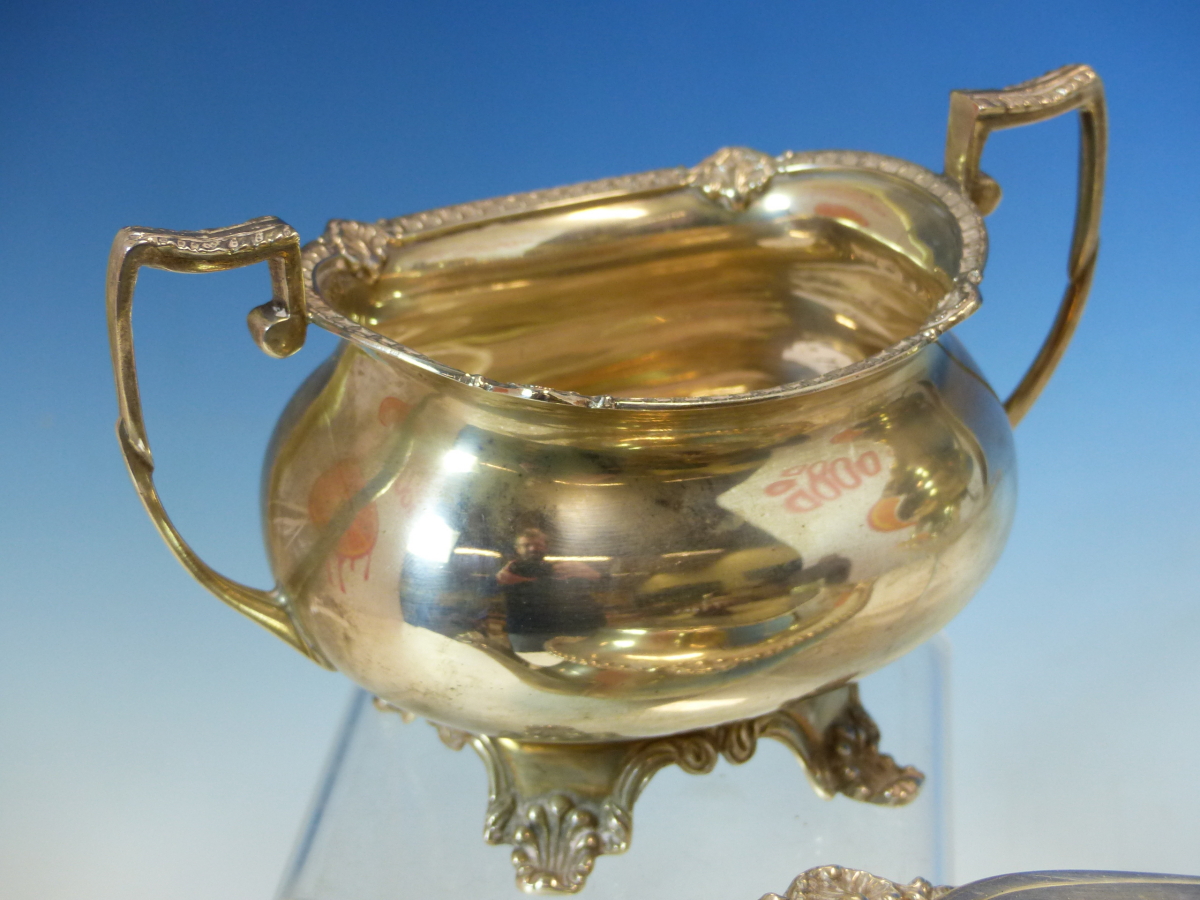 A HALLMARKED SILVER THREE PIECE TEA SET COMPRISING OF A TEAPOT, SUGAR AND CREAMER. DATED 1970 - Image 3 of 15