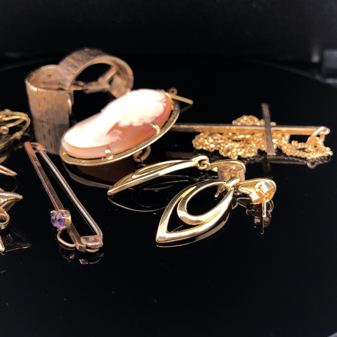A 9ct STAMPED GOLD CROSS AND CHAIN, A PAIR OF 9ct GOLD BRICK STYLE CLIP ON EARRINGS, A PAIR OF 9ct - Image 6 of 6