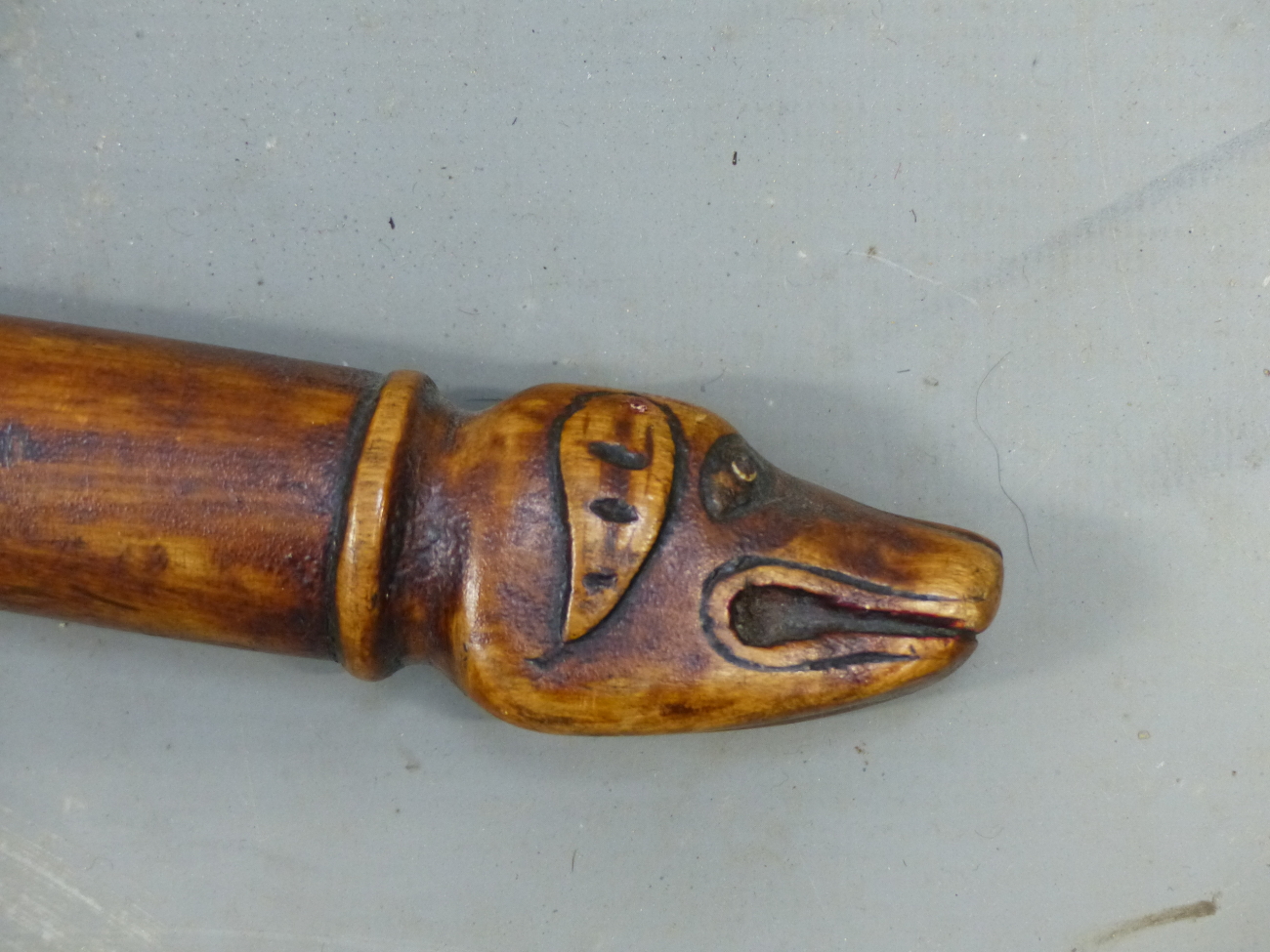 A CARVED WOOD BOAT TILLER HANDLE WITH A DOGS HEAD AT ONE END AND BRASS MOUNT THE OTHER. W 78cms. - Image 2 of 15