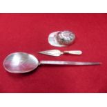 A HALLMARKED SILVER SPOON IN THE 17th C. STYLE DATED 1994 BIRMINGHAM, FOR ALAN M WEISROSE,