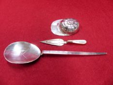 A HALLMARKED SILVER SPOON IN THE 17th C. STYLE DATED 1994 BIRMINGHAM, FOR ALAN M WEISROSE,