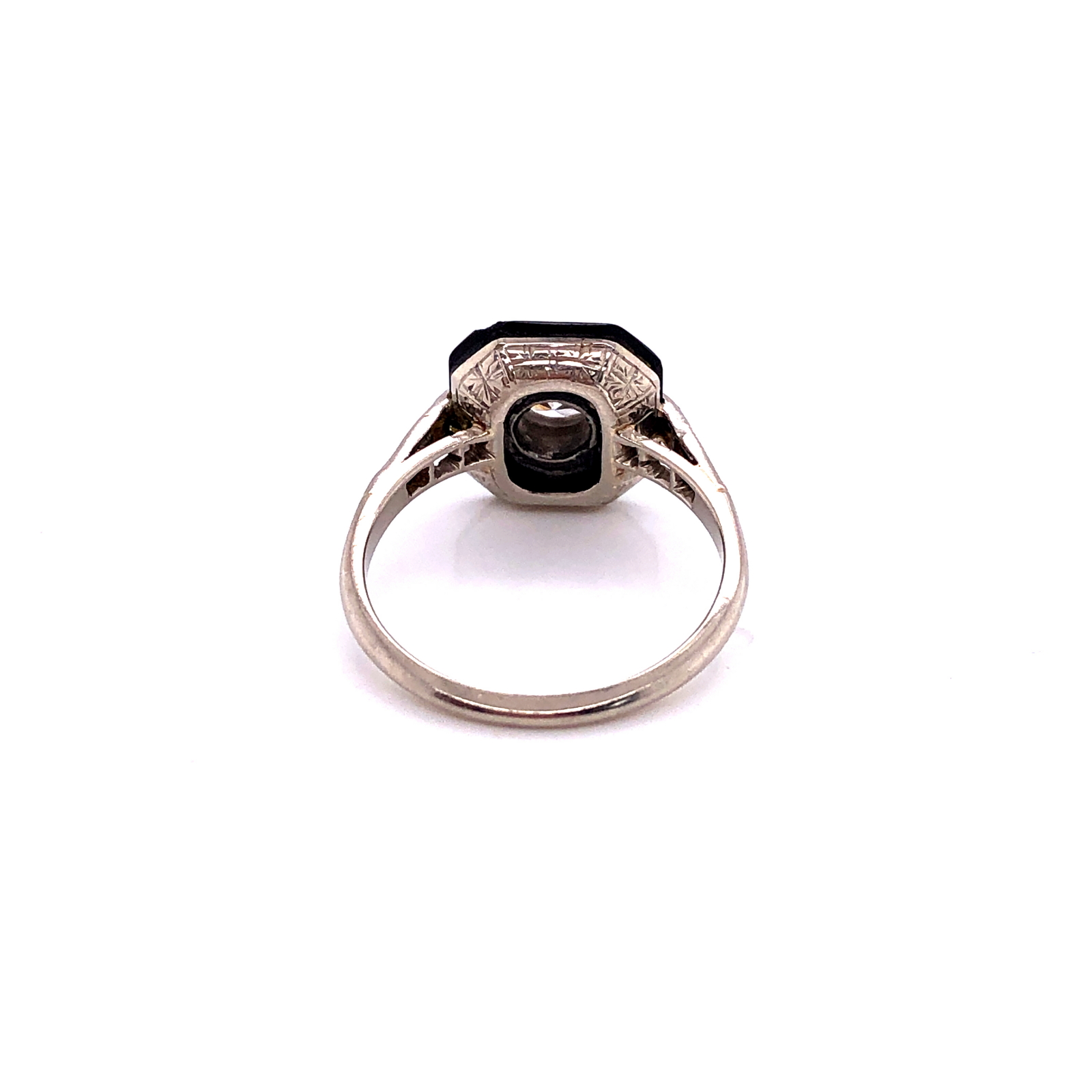 AN ART DECO STYLE DIAMOND AND BLACK ONYX SET 18CT WHITE GOLD RING. THE SINGLE ROUND BRILLIANT CUT TO - Image 5 of 7