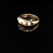 AN 18CT YELLOW GOLD AND PEARL BUMP BAND. SET WITH FIVE GRADUATED CULTURED PEARLS. FINGER SIZE M.