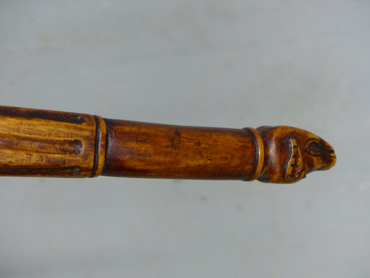 A CARVED WOOD BOAT TILLER HANDLE WITH A DOGS HEAD AT ONE END AND BRASS MOUNT THE OTHER. W 78cms. - Image 11 of 15