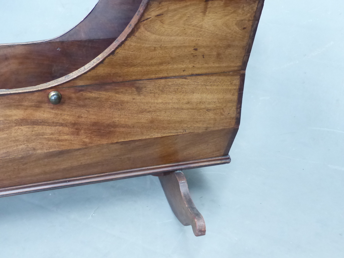 A LATE GEORGIAN MAHOGANY ROCKING CRADLE WITH INLAID DECORATION TO THE HOOD. 100cm (L). - Image 6 of 12