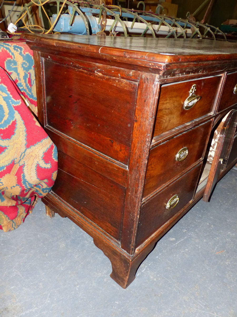 AN 18th C. OAK DRESSER BASE, A CENTRAL DRAWER AND ROUND ARCHED TOPPED CUPBOARD DOOR BELOW THE - Image 3 of 7
