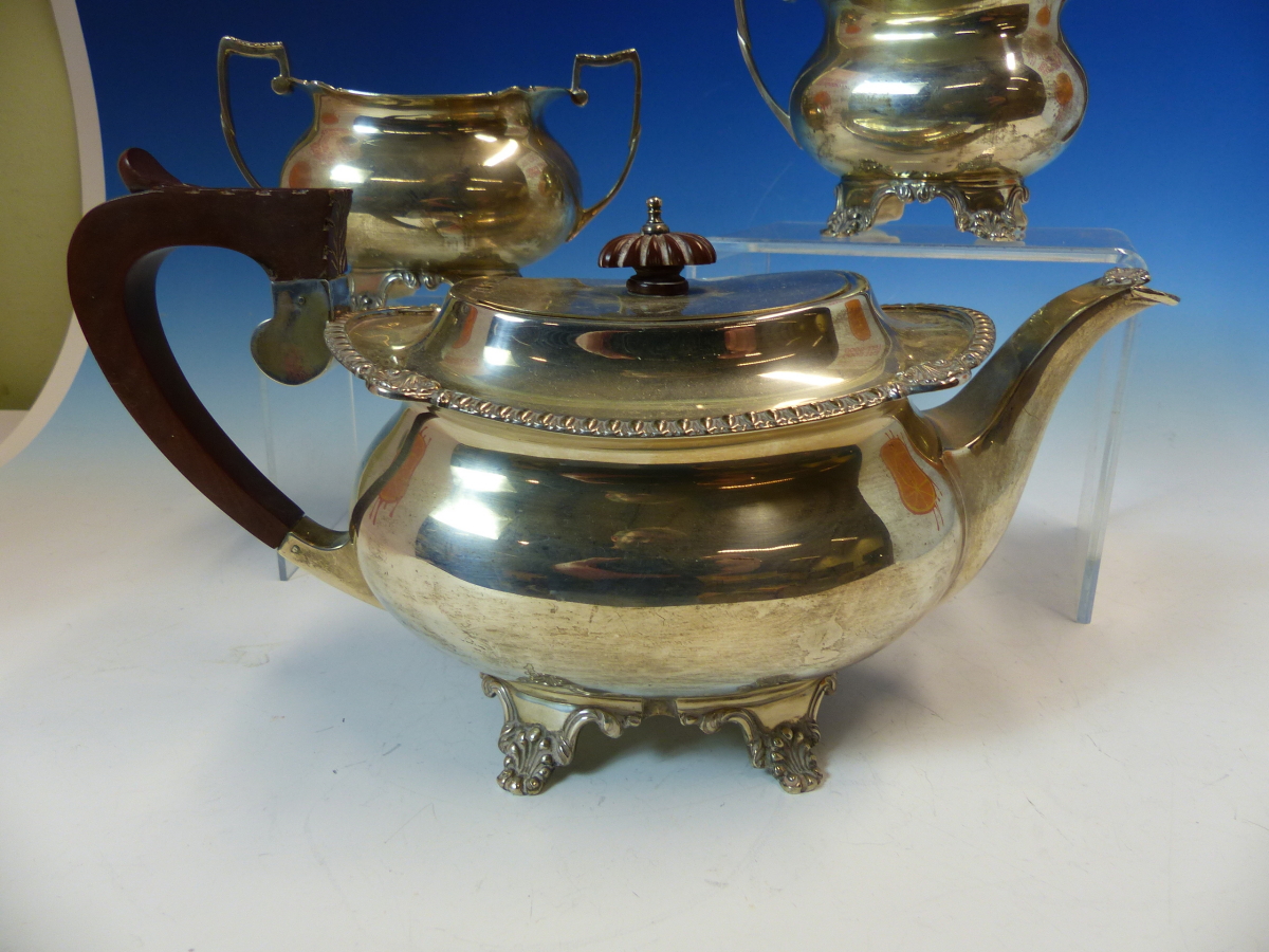 A HALLMARKED SILVER THREE PIECE TEA SET COMPRISING OF A TEAPOT, SUGAR AND CREAMER. DATED 1970 - Image 7 of 15