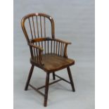 AN ANTIQUE WINDSOR CHAIR WITH FIVE STICK BACK, SADDLE SEAT AND RING TURNED LEGS.