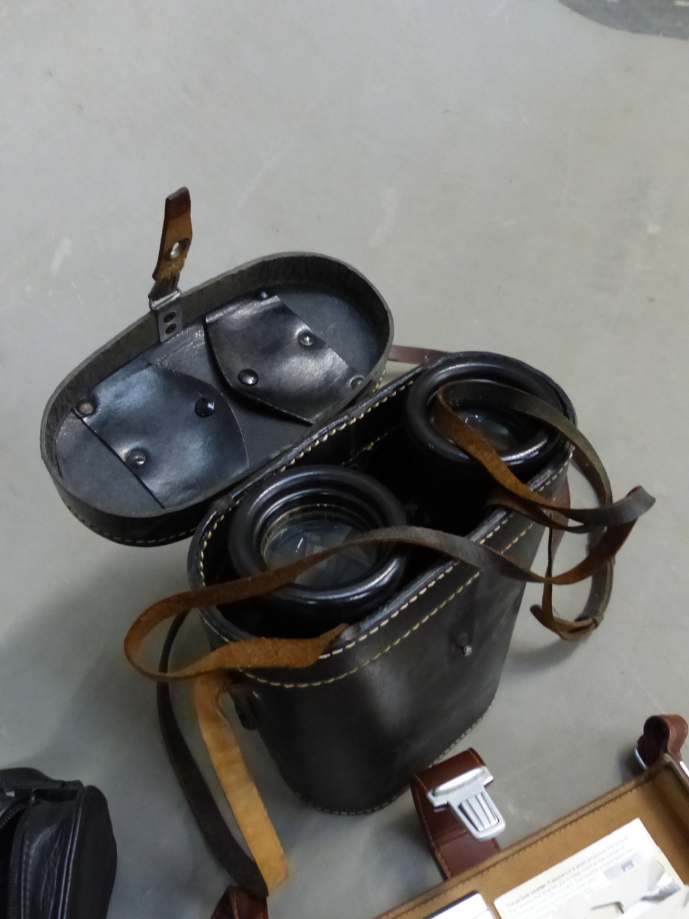 A PAIR OF VINTAGE 7 x 50 BINOCULARS MARKED "BEH" No.453533 (CASED), TOGETHER WITH A PAIR OF - Image 5 of 7