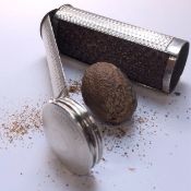 A GEORGIAN HALLMARKED SILVER TUBULAR NUTMEG GRATER WITH HINGED DOUBLE COVER ,DATED 1824 LONDON,