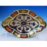 A CROWN DERBY IMARI PALETTE PATTERN 1128 TWO HANDLED QUATREFOIL SHALLOW BOWL, DATE CODE FOR 1933.