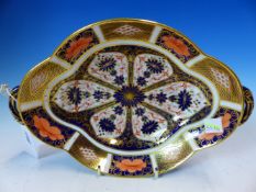 A CROWN DERBY IMARI PALETTE PATTERN 1128 TWO HANDLED QUATREFOIL SHALLOW BOWL, DATE CODE FOR 1933.