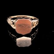 ANTIQUE VICTORIAN YELLOW GOLD POISON RING. THE SHIELD FRONT HINGED COVER OPENS TO REVEAL A HIDDEN