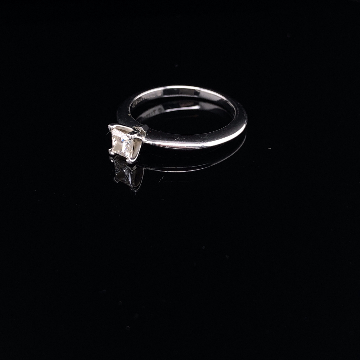 A TIFFANY AND CO PLATINUM AND DIAMOND SOLITAIRE RING. THE PRINCESS CUT DIAMOND IN A FOUR CLAW - Image 3 of 6