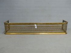 A BRASS MESH FIRE KERB WITH BRASS BAR TOP AND STEPPED FOOT. W 124 x D 33 x H 24cms.