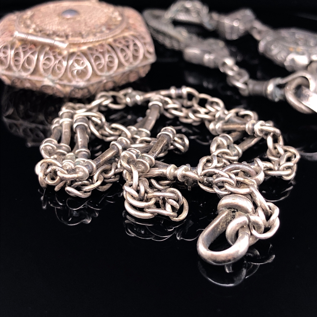 A VICTORIAN SILVER ALBERTINA, AN ANTIQUE SILVER TWISTED BAR AND LINK NECKLET, AND AN 800 SILVER - Image 4 of 7