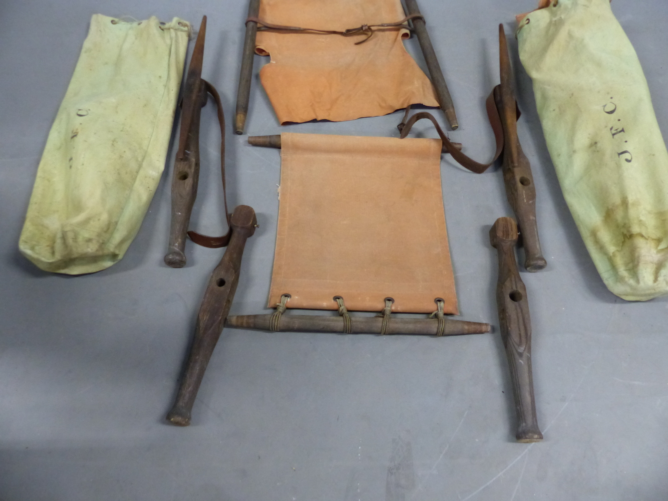 A PAIR OF VINTAGE CAMPAIGN SAFARI CHAIRS, COMPLETE IN CANVAS CARRY BAGS (2). - Image 6 of 7