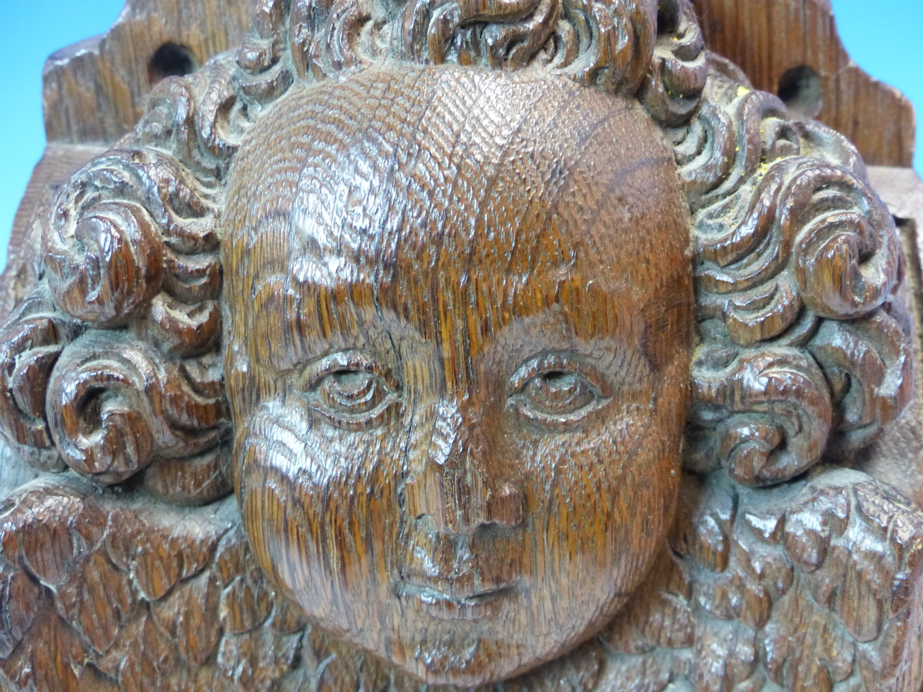A 17th C. OAK BEAM END CARVED WITH THE HEAD OF A CURLY HAIRED ANGEL. W 15 x D 9 x H 28.5cms. - Image 3 of 11