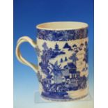 A LATE 18th/EARLY 19th C. CHINESE BLUE AND WHITE QUART MUG WITH THE CYLINDRICAL SIDES PAINTED WITH
