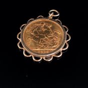 A 22ct GOLD 1915 FULL SOVEREIGN IN A 9ct GOLD REMOVABLE PENDANT MOUNT. GROSS WEIGHT 9.6grms.