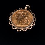 A 22ct GOLD 1915 FULL SOVEREIGN IN A 9ct GOLD REMOVABLE PENDANT MOUNT. GROSS WEIGHT 9.6grms.
