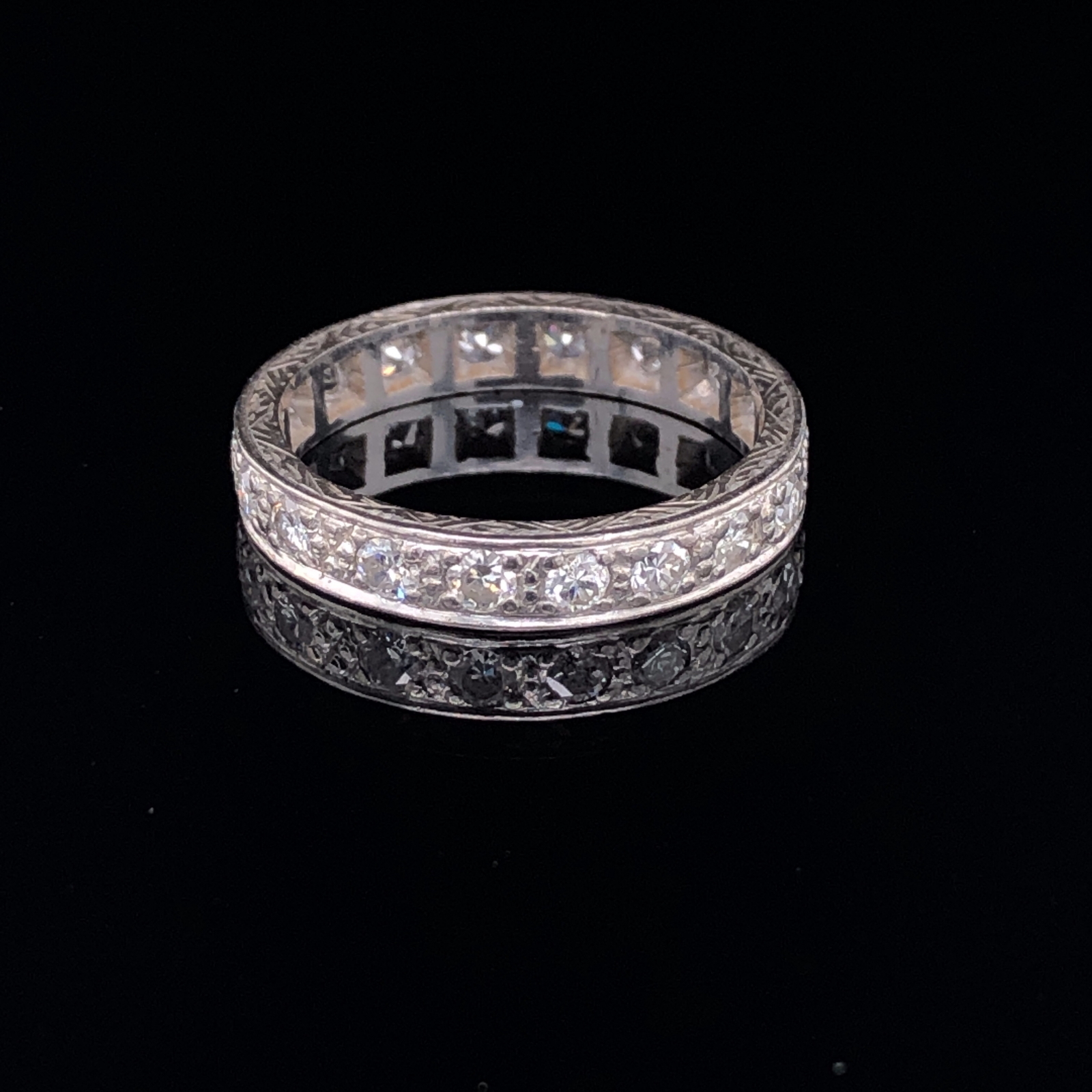 AN ANTIQUE WHITE GOLD AND GRAIN SET DIAMOND FULL ETERNITY RING RING. FINGER SIZE R 1/2. WEIGHT 4. - Image 2 of 2