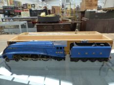 AN UNKNOWN 'O' GAUGE LOCOMOTIVE AND TENDER LNER 4-6-2 "SIR NIGEL GRESLEY" NO. 4498, IN A WOODEN