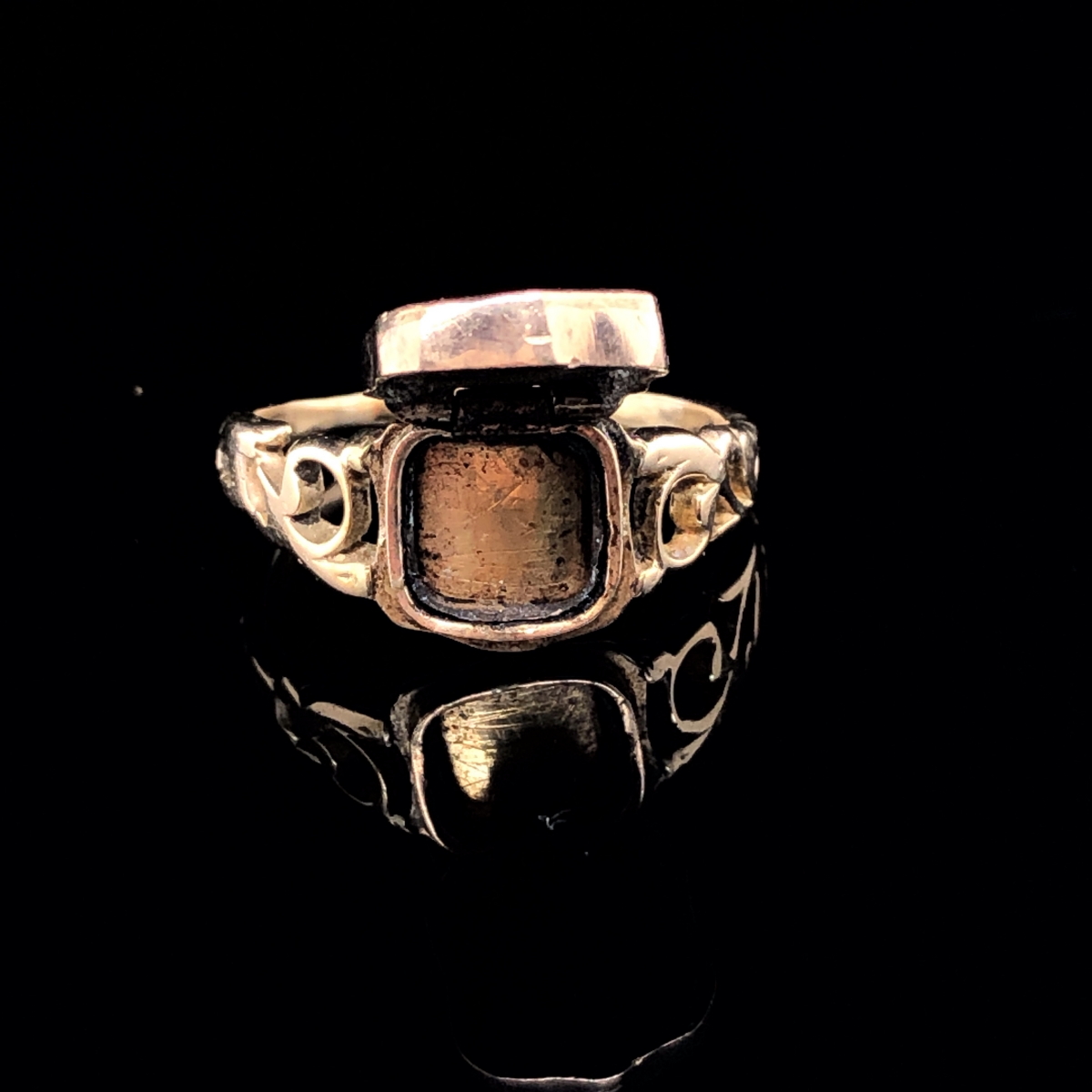 ANTIQUE VICTORIAN YELLOW GOLD POISON RING. THE SHIELD FRONT HINGED COVER OPENS TO REVEAL A HIDDEN - Image 3 of 5