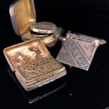 A GEORGIAN HALLMARKED SILVER VINAIGRETTE FOR JOHN BETTRIDGE, COMPLETE WITH ORIGINAL SPONGE, TOGETHER