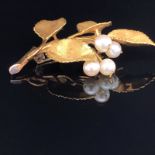 A HALLMARKED 18ct GOLD AND CULTURED PEARL FOLIATE BROOCH. FOUR CULTURED PEARLS NESTLED BETWEEN