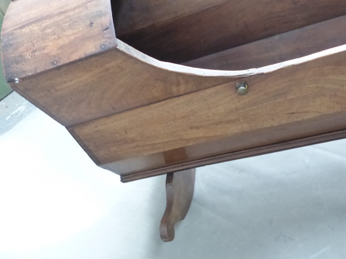 A LATE GEORGIAN MAHOGANY ROCKING CRADLE WITH INLAID DECORATION TO THE HOOD. 100cm (L). - Image 9 of 12