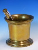 AN 18th C. BRASS PESTLE AND MORTAR, THE LATTER WITH STEPPED RIM AND FOOT. Dia. 16 x H 14.5cms.
