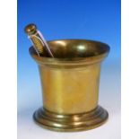 AN 18th C. BRASS PESTLE AND MORTAR, THE LATTER WITH STEPPED RIM AND FOOT. Dia. 16 x H 14.5cms.