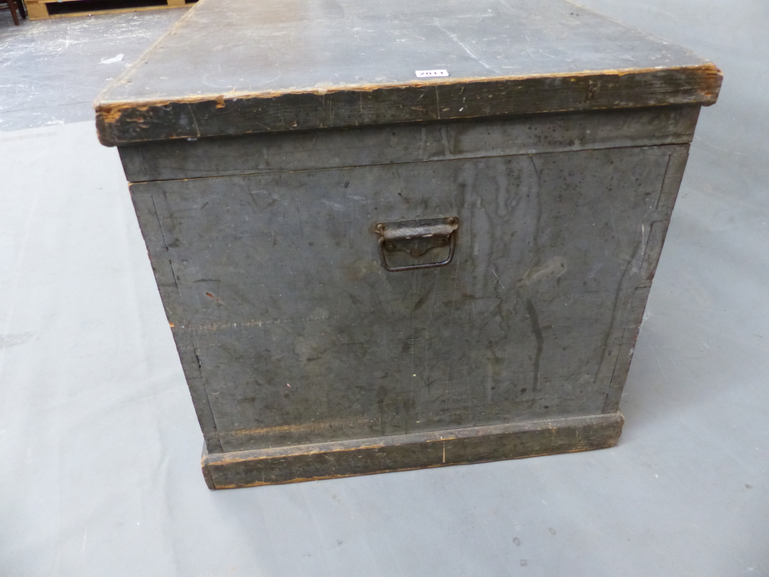 AN ANTIQUE GREY PAINTED PINE BLANKET CHEST WITH IRON HANDLES. W 109 x D 63 x H 58.5cms. - Image 4 of 13
