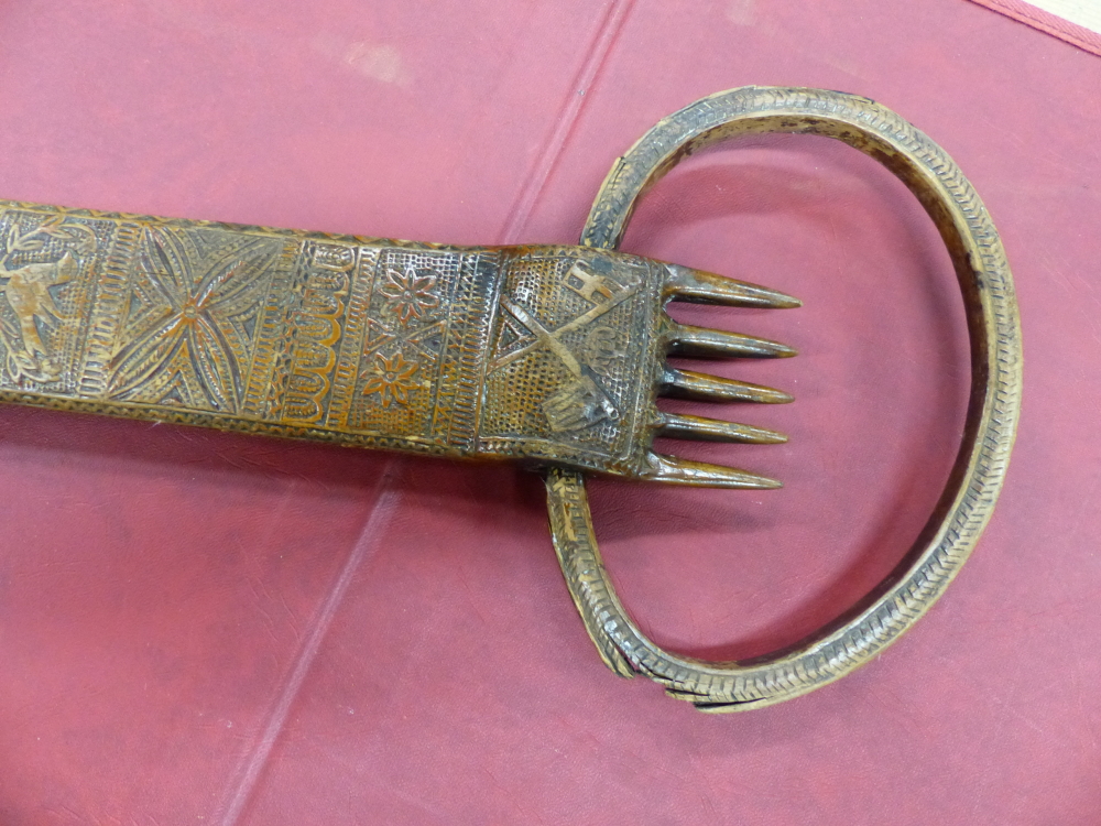 A CARVED FRUIT WOOD DISTAFF HEAD, POSSIBLY 19th C. ANATOLIAN, THE OVAL RING TOP CENTRED BY A COMB - Image 2 of 12