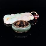 A JADE AND GOLD BAND, STAMPED K12, FINGER SIZE N 1/2, TOGETHER WITH A CARVED JADE PENDANT. GROSS