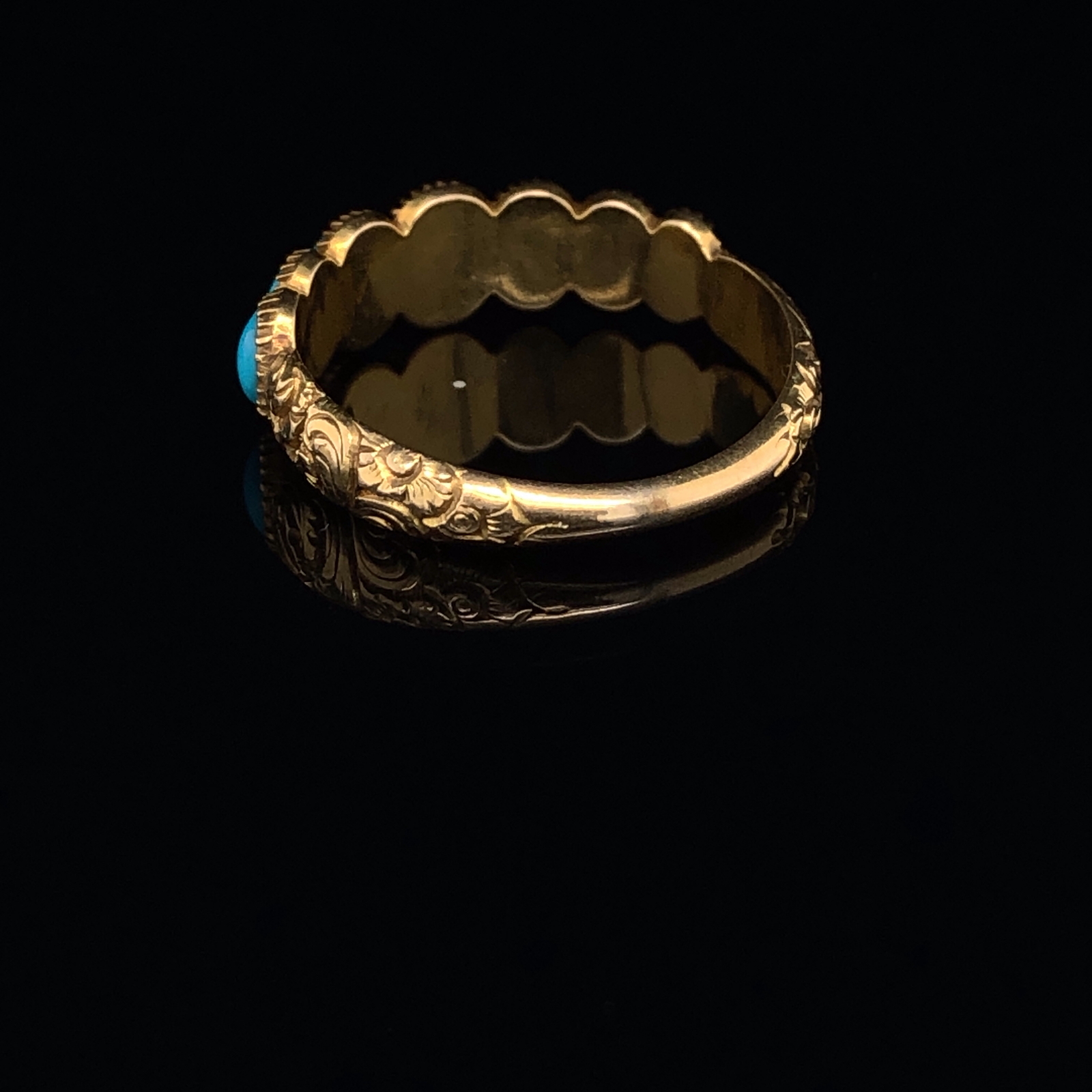 AN ANTIQUE 18ct UNHALLMARKED GOLD AND TURQUOISE GRADUATED HALF HOOP CLOSED BACK RING WITH CARVED - Image 3 of 4